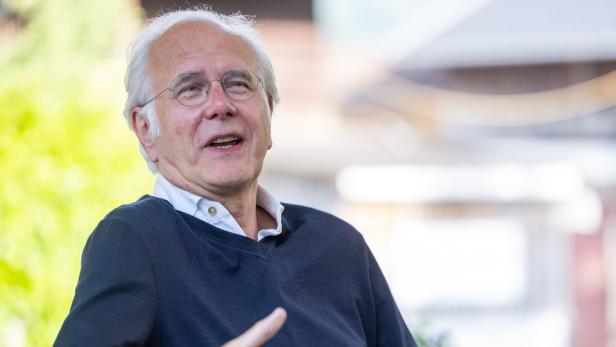 Harald Schmidt gestikuliert während eines Gesprächs.