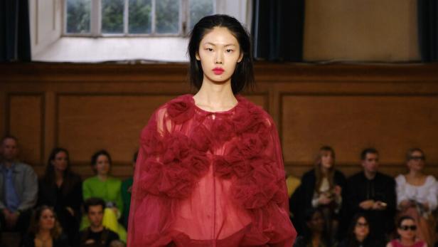 Traum aus himbeerrotem Tüll mit applizierten Tüllrosen. Look Molly Goddard.