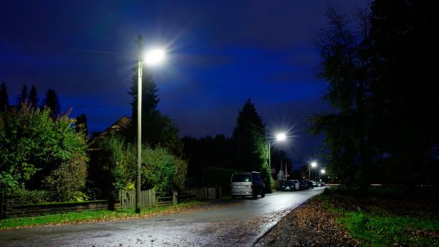 Drogenlenker fährt Straßenlaterne um: Mehrere Autos beschädigt