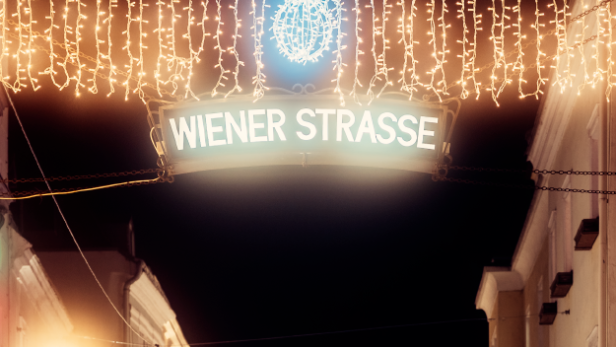 Eine weihnachtlich beleuchtete Einkaufsstraße.