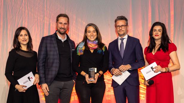 profil-Chefredakteurin Anna Thalhammer, Daniel Horak (CONDA Co-Founder), Preisträgerin Nicole Traxler, Patrick Minar (Österreichische Lotterien) und Moderatorin Christiani Wetter