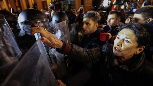 Demonstranten und Polizisten prallen in Tiflis aufeinander