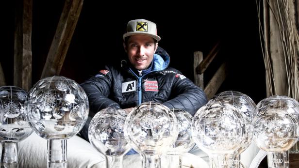 Marcel Hirscher posiert mit seinen Kristallkugeln.