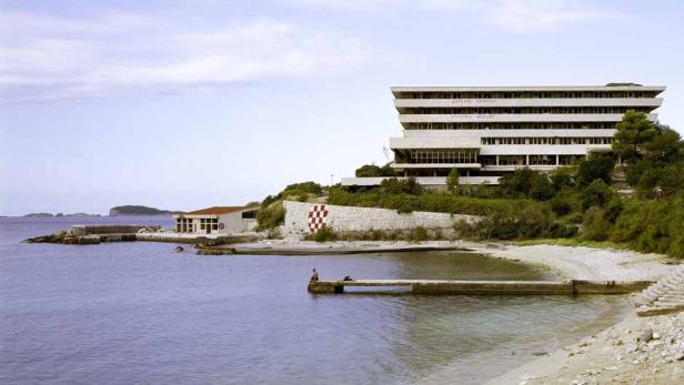 Hotel des Hotel Pelegrin, Teil einer Ferienanlage der Jugoslawischen Volksarmee in der Bucht von Kupari südlich von Dubrovnik, Architekt: David Finci 1963