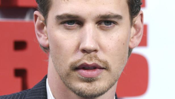 Porträt von Austin Butler mit Anzug und gepunkteter Krawatte.