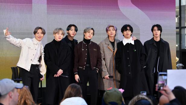 V (Zweiter von rechts) mit seinen Band-Kollegen von BTS V (Zweiter von rechts) mit seinen Band-Kollegen von BTS