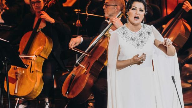 (FILES) Russian opera soprano singer Anna Netrebko performs during the 27th annual Victoires de la musique classique (Classical music award) ceremony at the lÕArsenal de Metz, in Metz. northeastern France on February 21, 2020. Prague has cancelled an October concert by Russian soprano Anna Netrebko after the event had become a political issue amid the Russian invasion of Ukraine, the organisers said on August 17, 2023. Netrebko, whose past support for Russian President Vladimir Putin has seen her performances axed from global stages, was due to sing in Prague&amp;#39;s Municipal House on October 16. (Photo by Christoph DE BARRY / AFP) Anna Netrebko, hier mit Musikern.APA/AFP/CHRISTOPH DE BARRY