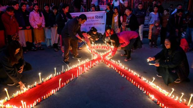 Aktion zum heurigen Welt-AIDS-Tag am Samstag in Kathmandu, Nepal: In südafrikanischen Ländern gehen die HIV-Infektionszahlen zurück, in Osteuropa und im Nahen Osten steigen sie.