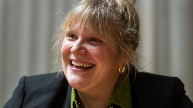 Stefanie Reinsperger lacht
