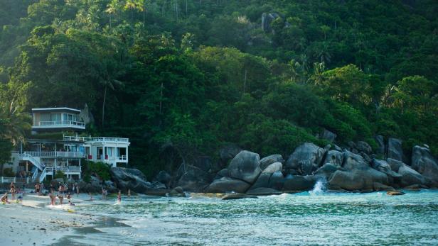 Schauspielerin in Thailand beim Yoga von Welle mitgerissen – tot