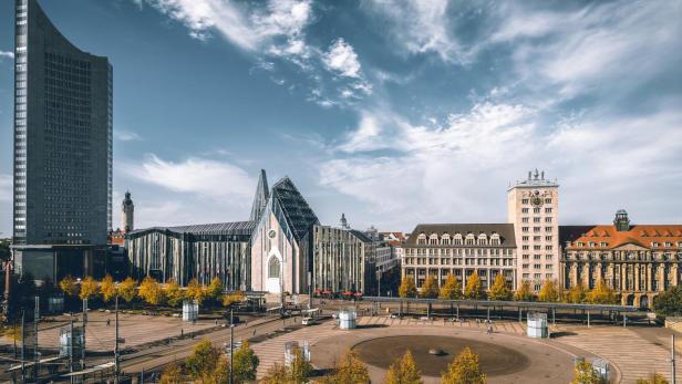 Der Augustusplatz in Leipzig mit sowohl Altbauten als auch Hochhäusern im Hintergrund.