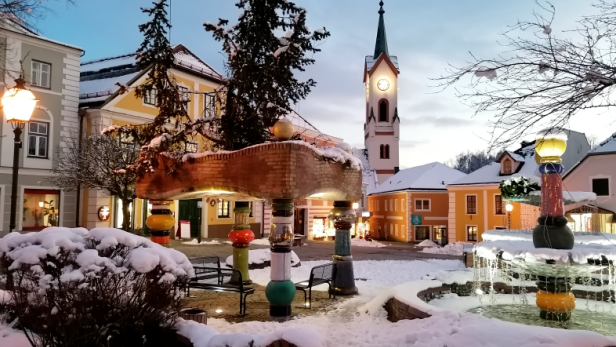 Eine Kleinstadt im Schnee, mit einer Kirche im Hintergrund