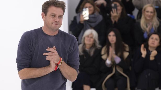 Jonathan Anderson applaudiert bei der Loewe-Modenschau in Paris, Frühjahr/Sommer 2025.