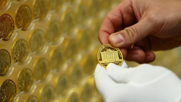 Christmas tree valued at 5,3 million euros on display in Munich