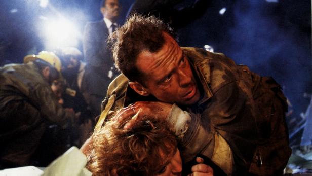 Nach der Explosion: Der von Bruce Willis gespielte Held drückt eine Frau zu Boden, um sie zu schützen.