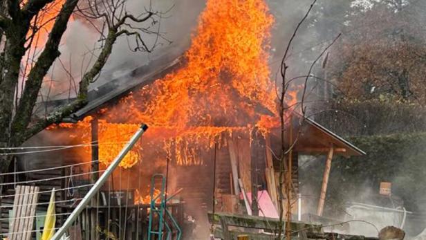 Gartenhäuschen stand in Vollbrand 