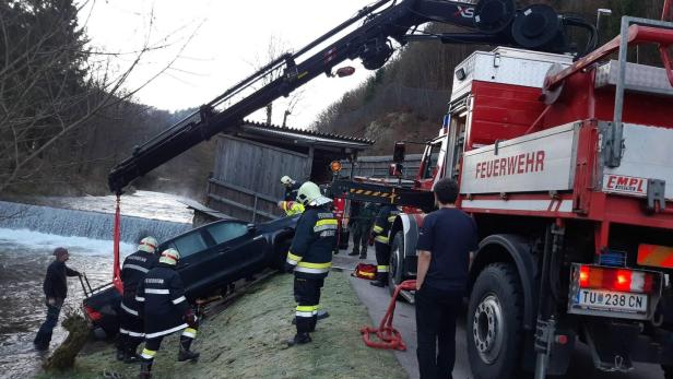 Dramatische Rettung in NÖ: Auto rollt und reißt Mann in Bach mit