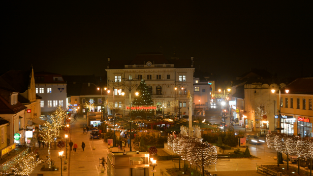 Eine Stadt bei Nacht mit Beleuchtung