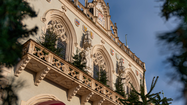 Ein gotisches Gebäude mit einem Balkon