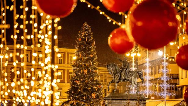 weihnachtliche Beleuchtung eines Platzes mit Statue