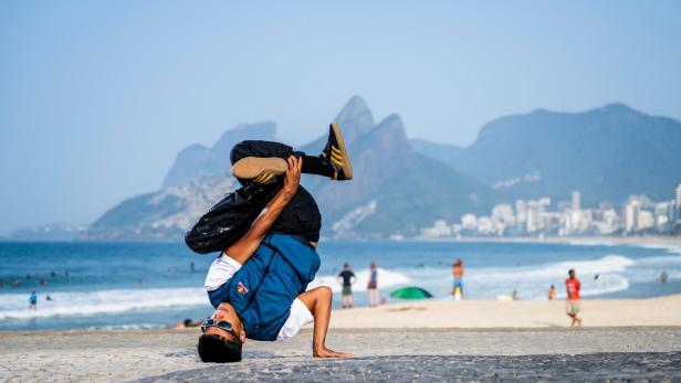 B-boy Sunni poses for a portrait at Arpoador in Rio de Janeiro, Brazil on september 19th, 2024 // Little Shao / Red Bull Content Pool // SI202409250016 // Usage for editorial use only //Am Strand von Rio de Janeiro.Red Bull Content