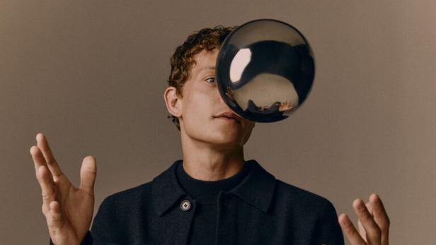 Aus der Weihnachtskampagne von Marc O’Polo. Männer, die mit Kugeln spielen.