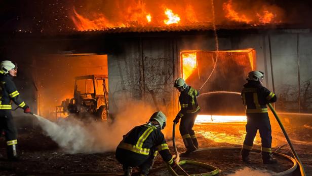 Großbrand auf Bauernhof in NÖ: Feuerwehrmann verletzt