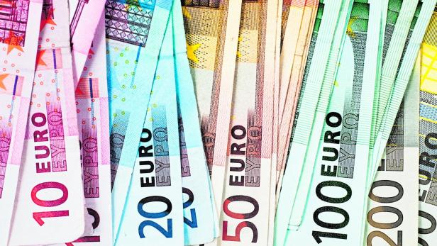 euro banknots in a row