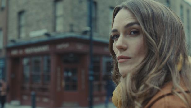 Keira Knightley as Helen Webb Black DovesHelen (Keira Knightley) schaut immer als erstes, wo ihr Fluchtweg ist