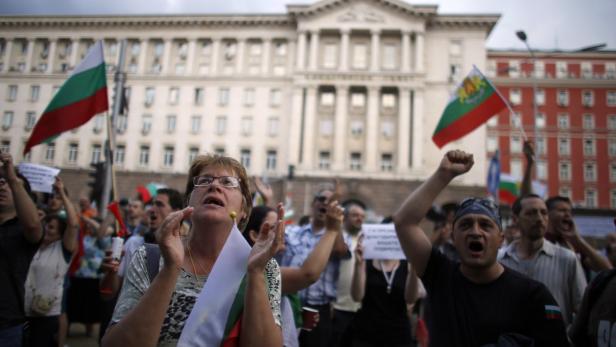 Protesters shout slogans during a demonstration in central Sofia July 5, 2013. Thousands of mainly younger, well-educated Bulgarians have been rallying in Sofia and other cities since June 14 to demand the resignation of the three-week-old Socialist-led cabinet over its bungled bid to impose a media mogul as head of national security without any debate. REUTERS/Stoyan Nenov (BULGARIA - Tags: POLITICS CIVIL UNREST)