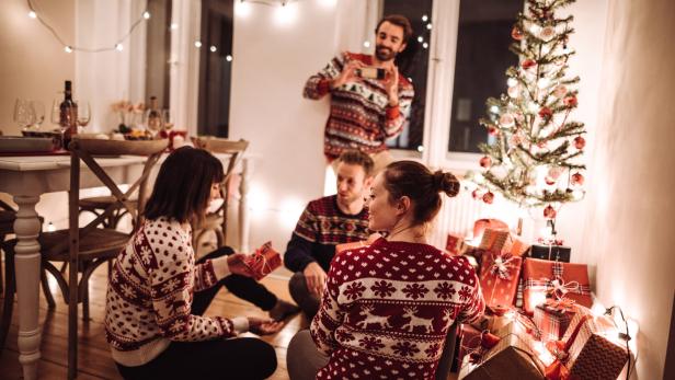 Freunde unterm Weihnachtsbaum.