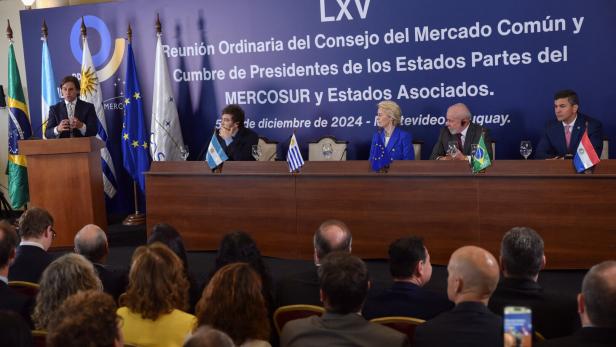 Von der Leyen am Freitag in Montevideo mit den Staatschefs (v. li. n .re.) Lacalle Pou (URU), Milei (ARG), Lula (BRA), und Peña (PAR) 