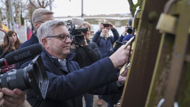 Brunner vor dem Denkmal für die Unterzeichnung des Schengen-Vertrags