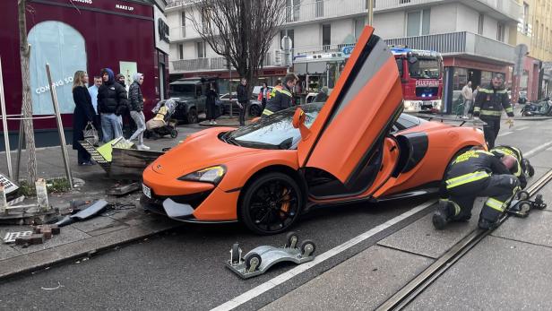 Luxusauto auf der Ottakringer Straße geschrottet