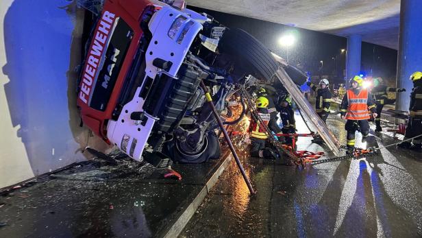 NÖ: Drei Feuerwehrleute bei Unglück mit Einsatzwagen verletzt