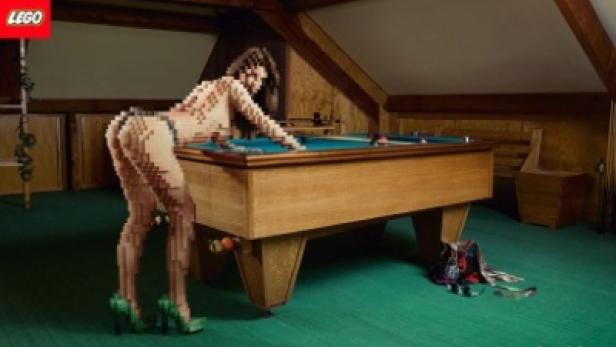 Eine Frau aus Legosteinen spielt Billard in einem Dachzimmer.
