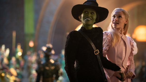 Zuerst beste Feindinnen, dann (zaghafte) Freundinnen: Ariana Grande (re.)  und Cynthia Erivo in dem  Musical „Wicked“  