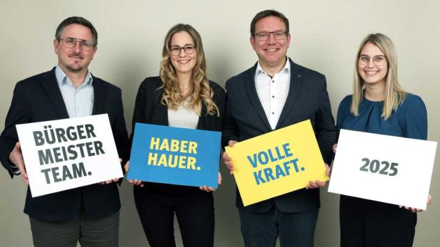 Bürgermeister Haberhauer (2.v.r.) mit drei Kandidaten: Ortsvorsteher Manuel Scherscher, Unternehmerin Sandra Friedl-Brenner und Celina Steinkellner (r.).