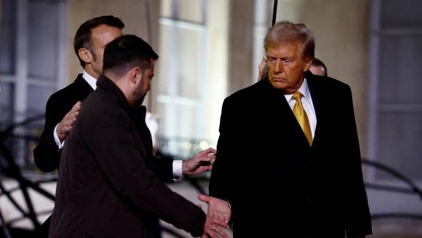 Emmanuel Macron beim Handshake mit Donald Trump und Wolodymir Zelenskiy