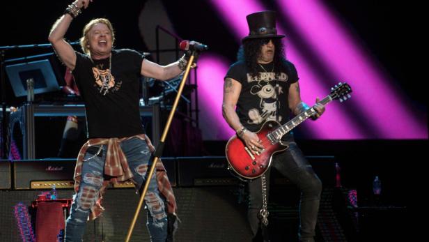 Konzert 2025APA/AFP/ALEJANDRO MELENDEZot;Guns N« Roses" perform during the Vive Latino 2020 festival at the Foro Sol in Mexico City, on March 14, 2020. Reels of film and the Hollywood stars who fill them share one common enemy: ageing.But while an actor can go under the knife or get a bit of filler in an effort to stay young, it's a one-way street for film, which eventually starts to break down into its original -- rather prosaic -- ingredients. "Film base is actually wood pulp and acetic acid in its simplest form," says Tim Knapp of California-based film preservation specialists Pro-Tek Vaults. (Photo by Alejandro MELENDEZ / AFP)