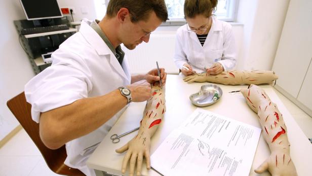 THEMENBILD "MEDIZIN - UNI"  - ZU MEDIZIN AUFNAHMETEST QUOTENREGELUNG