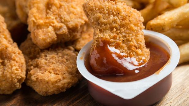 Chicken Nuggets mit BBQ-Sauce.