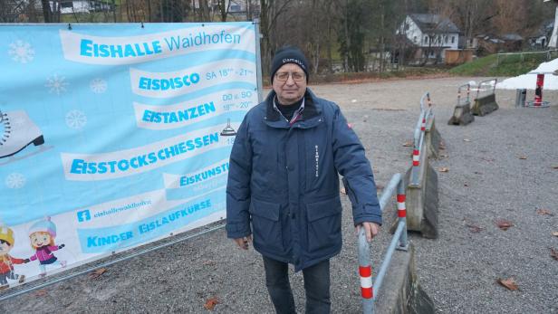 Herbert Mairhofer, der Pächter der Eishalle kritisiert die Barrieren vor Eishalle 