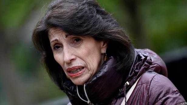 Diane Foley, the mother of James Foley, a US journalist slain by Islamic State militants, stands outside the Alexandria federal court house during the trial of IS member El Shafee Elsheikh, the "Beatle" in Alexandria, Virginia, on March 30, 2022. - The first trial on US soil of an alleged major figure in the Islamic State (IS) group -- an accused member of the kidnap-and-murder cell known as the "Beatles" -- will begin in earnest Wednesday near Washington. (Photo by OLIVIER DOULIERY / AFP)