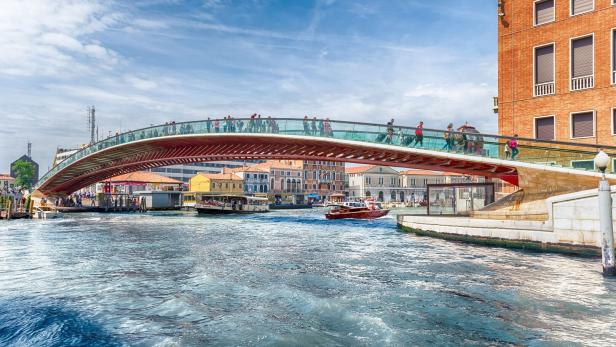 Venedig: Gefährliche Glasstufen auf Brücke werden nach Unfällen getauscht