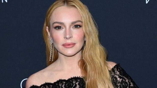 Holland Roden in einem schulterfreien Spitzenkleid.