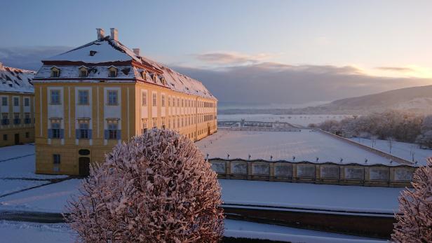 Das imposante Schloss Hof heißt Besucher auch im Winter herzlich willkommen