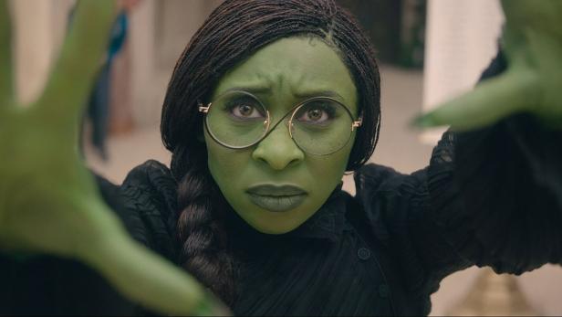 Cynthia Erivo als Hexe Elphaba, die aufgrund ihrer grünen Gesichtsfarbe ausgestoßen wird: "Wicked"