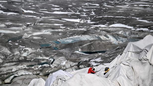 Die Gletscher schmelzen, im Sommer werden sie teils abgedeckt und vor direkter Sonneneinstrahlung geschützt