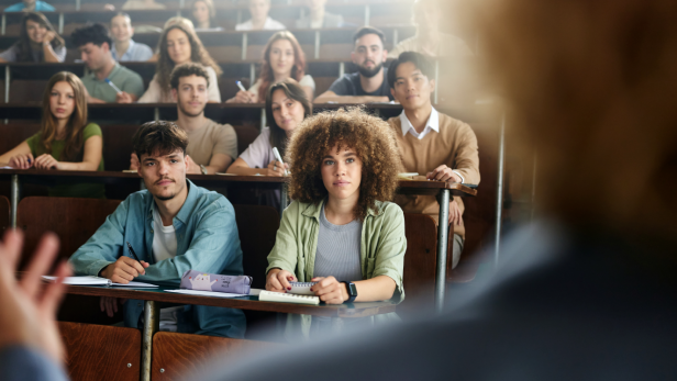 Studierende sitzen in einem Hörsaal.